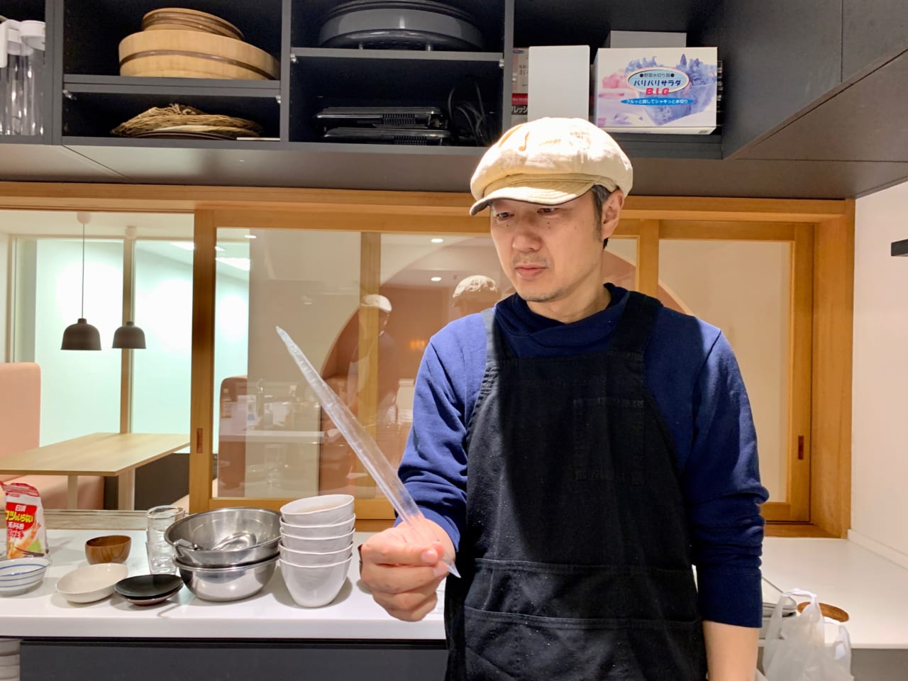 ▲自分で抜いた軟骨イカソードに魅せられる永田さん。ライトセーバーみたい。