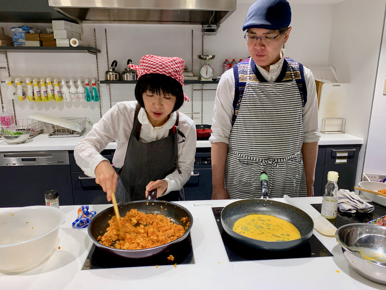 ▲チキンライスをつくってから、たまごで包む。