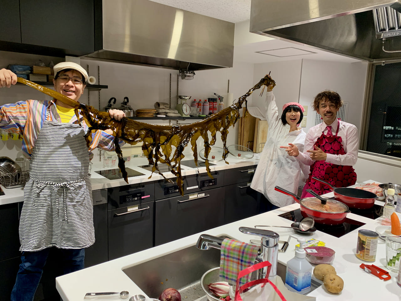 ▲さらに、なぜかわかめしゃぶしゃぶもやることに。もう腹いっぱい。