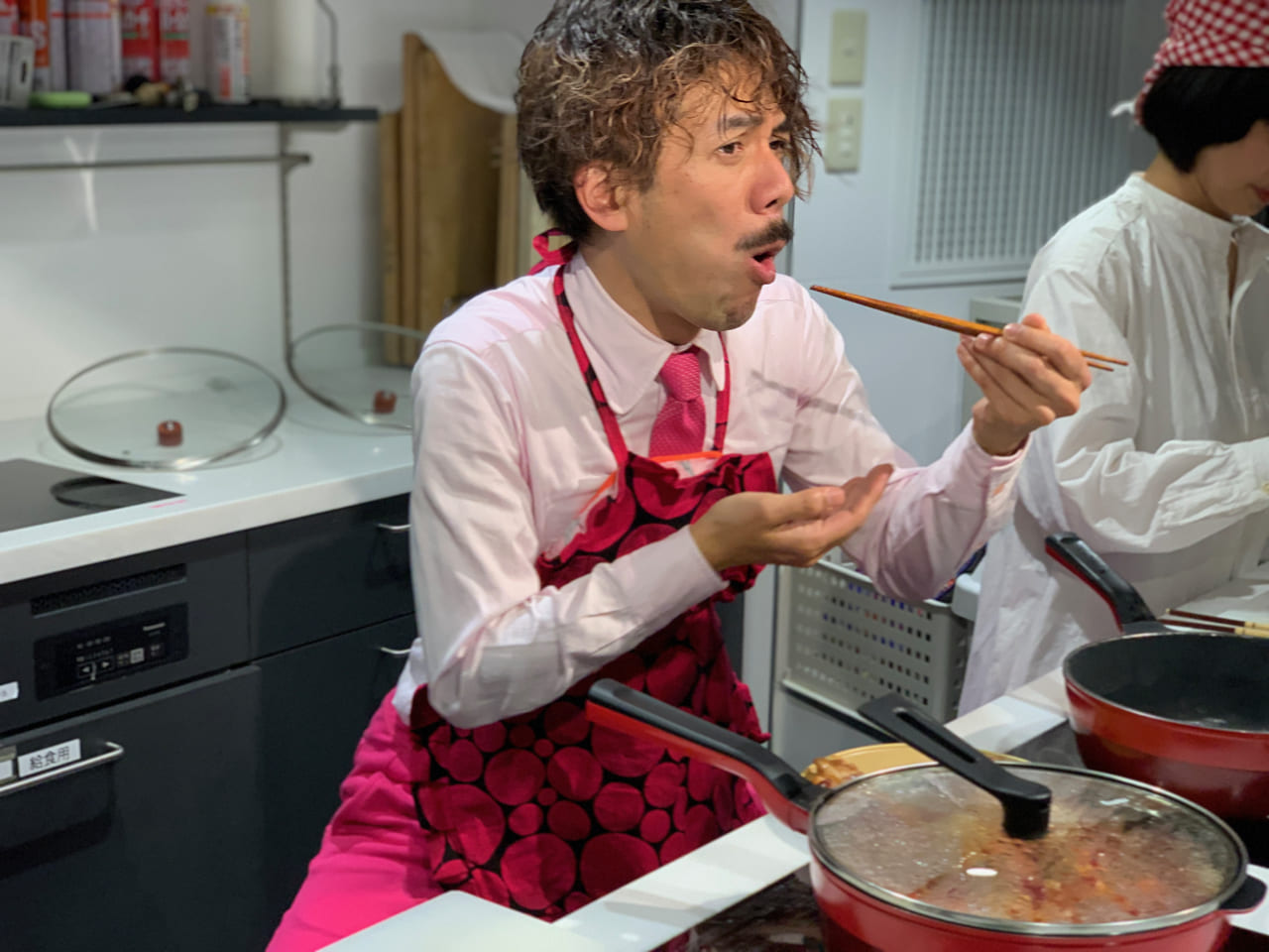 ▲なんのポーズかと思うかもしれませんが、新生姜を味見しているところです。