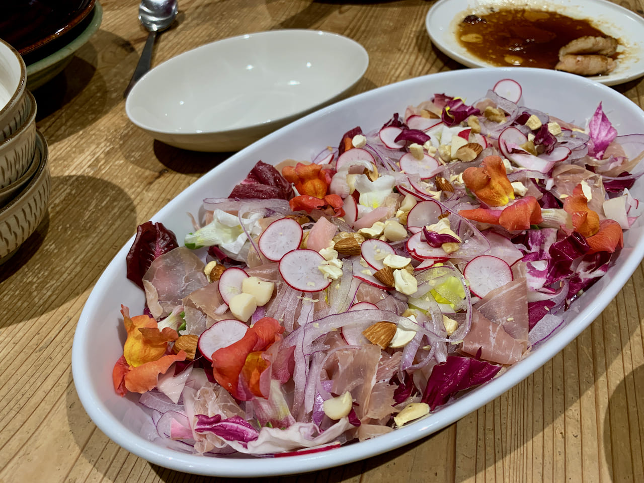 ▲赤いものを集めたサラダもつくりました。ナッツはTOBIさんが手で砕きました。怪力です。