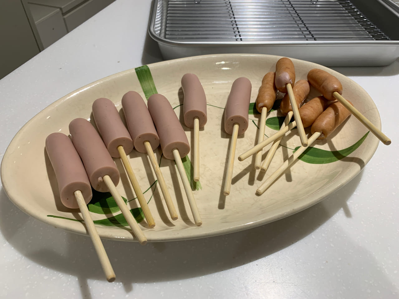 ▲魚肉ソーセージとふつうのソーセージを串に刺してスタンバイ。