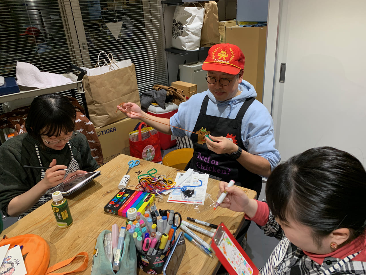 ▲学校の図工の時間のようだ。大図先生。