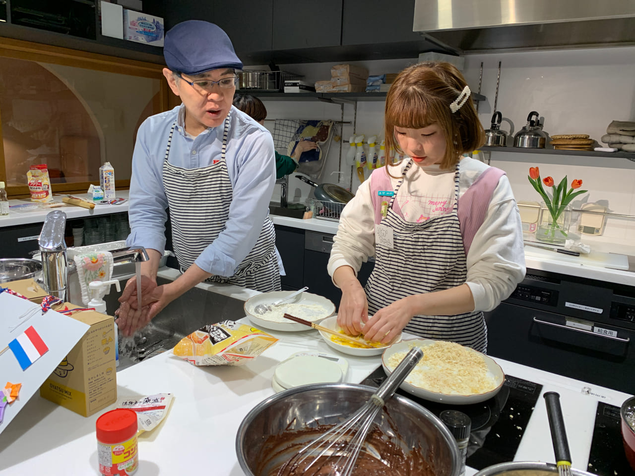 ▲みなさんも衣づけを手伝ってくださいました。こちらはイラストレーターりかちゃん。