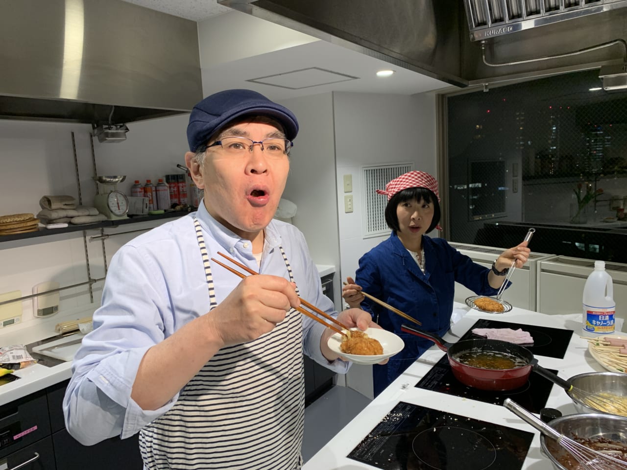 ▲もちろんみんなで揚げたてを食べていきます。