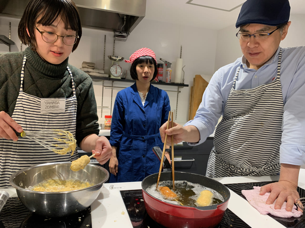 ▲アメリカンドッグをみんなで揚げます。こちらはYAMADA ZOMBIEさん。