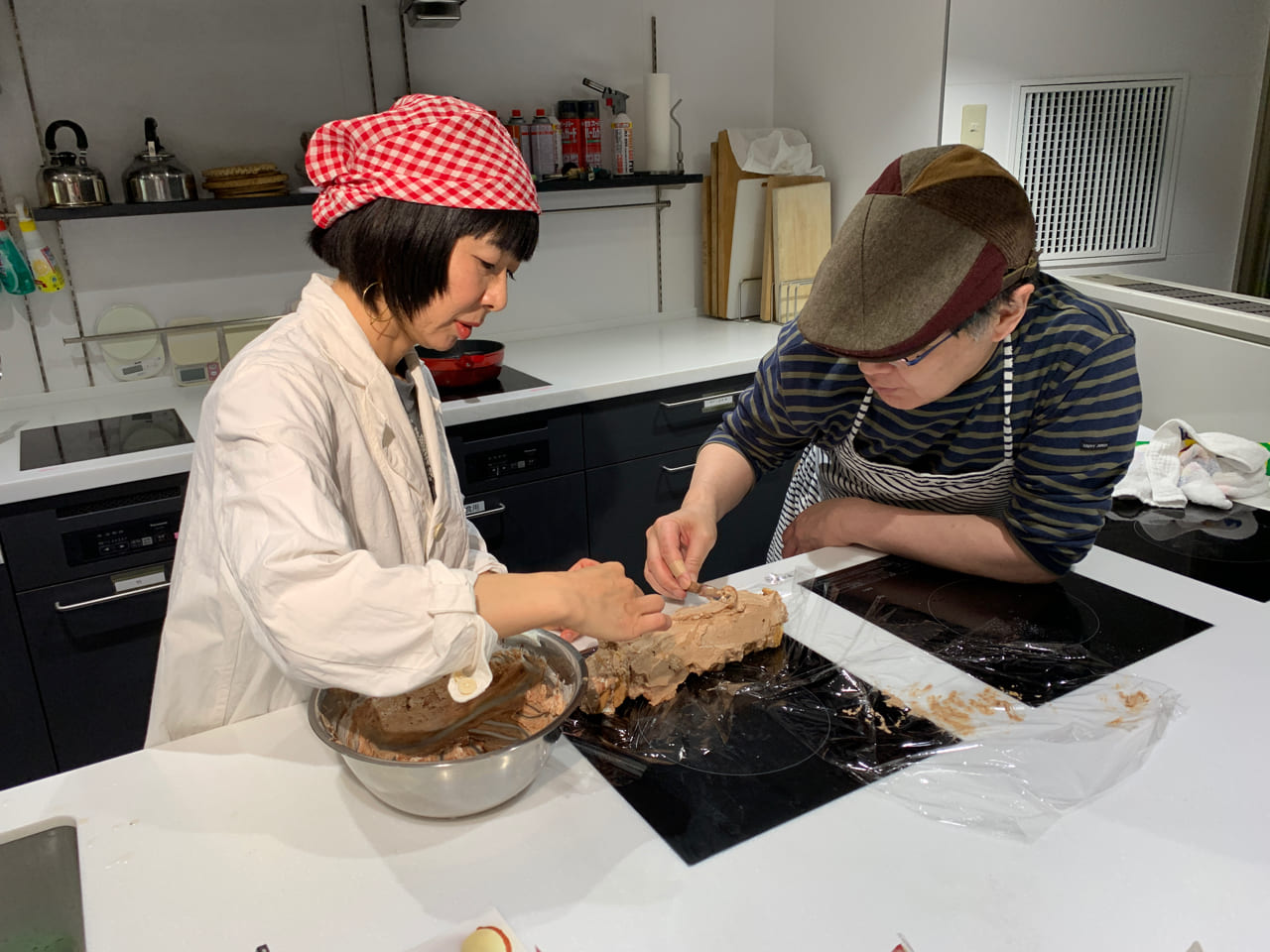 ▲ビスケットケーキにチョコ生クリームを塗ります。