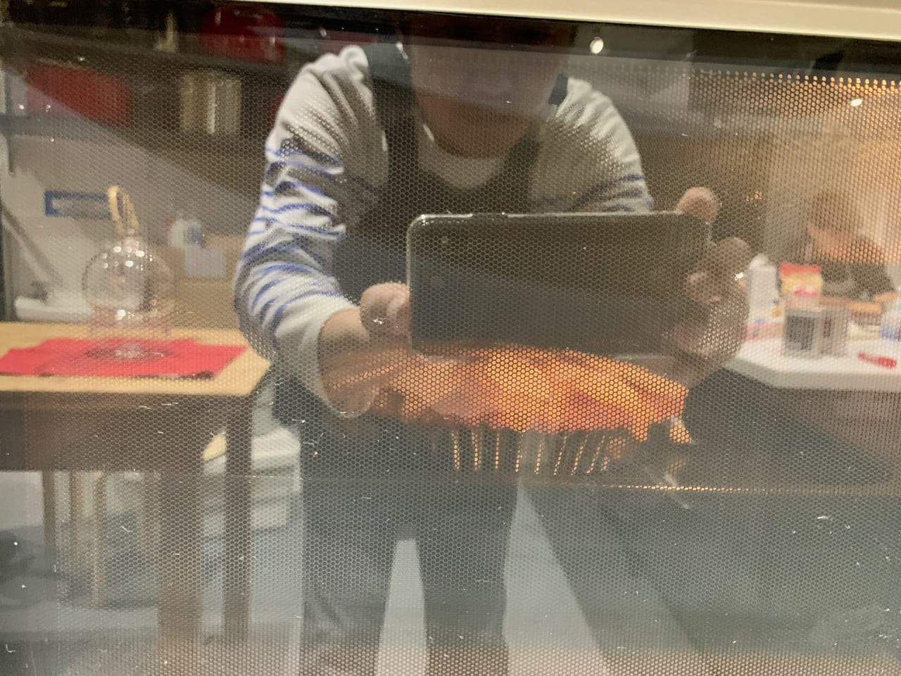 ▲オーブンの中を撮ろうとして自分を撮っていた永田さん。