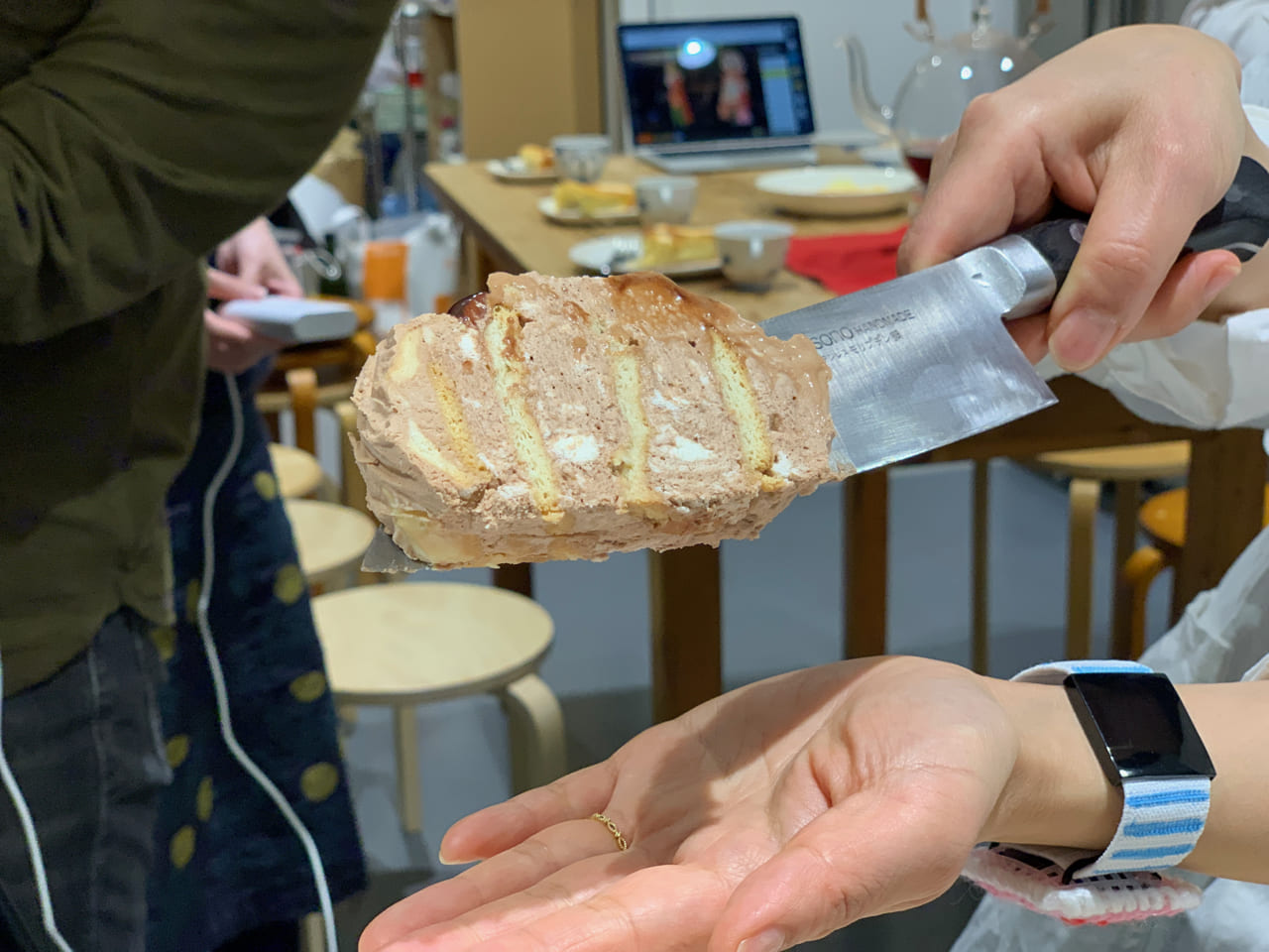 ▲ビスケットケーキの断面。斜めに切ることがコツです！