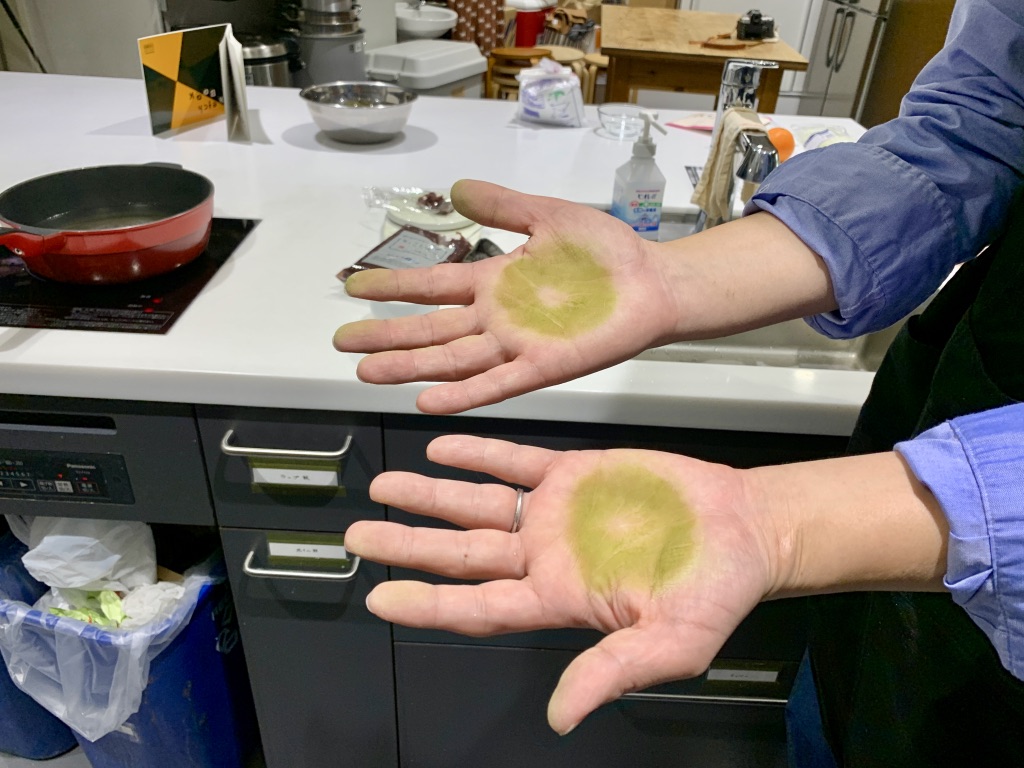 ▲団子をまるめたあとの手。なぜど真ん中の色が抜けているのか、ホラーめいている。