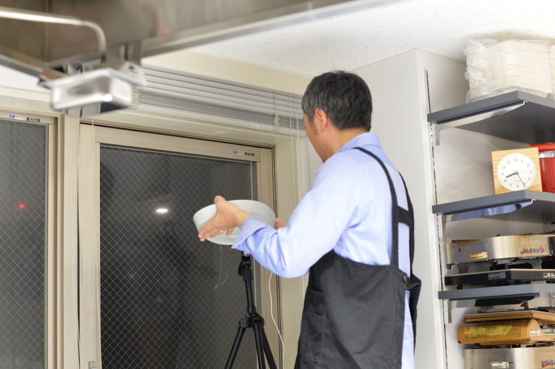 ▲団子がうまくできたことをみなさんに報告する永田さん。