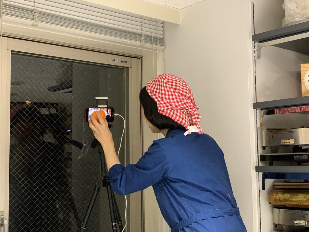 ▲「紅まどんな」の断面をお送りするスガノ。