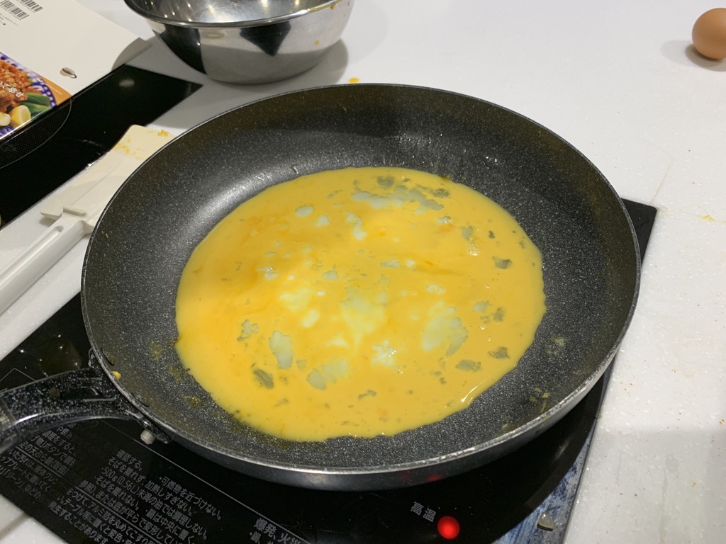 ▲バターで焼いたたまごで巻く。