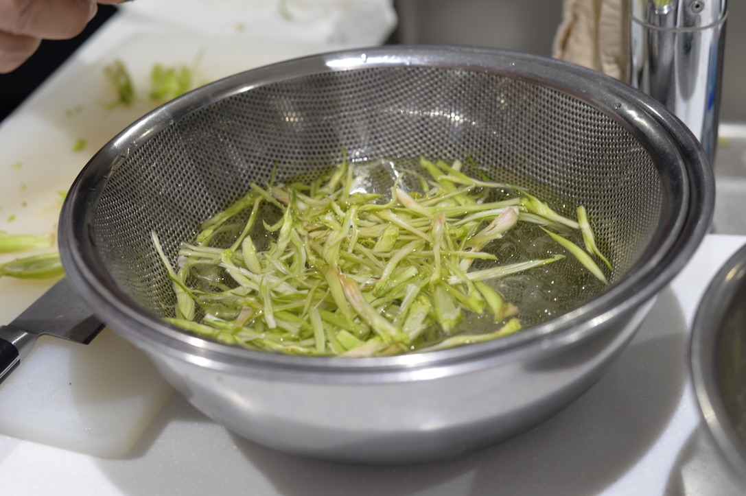 ▲こんなふうに筋にそってそぎ切りします。ごぼうのささがきみたいにね。