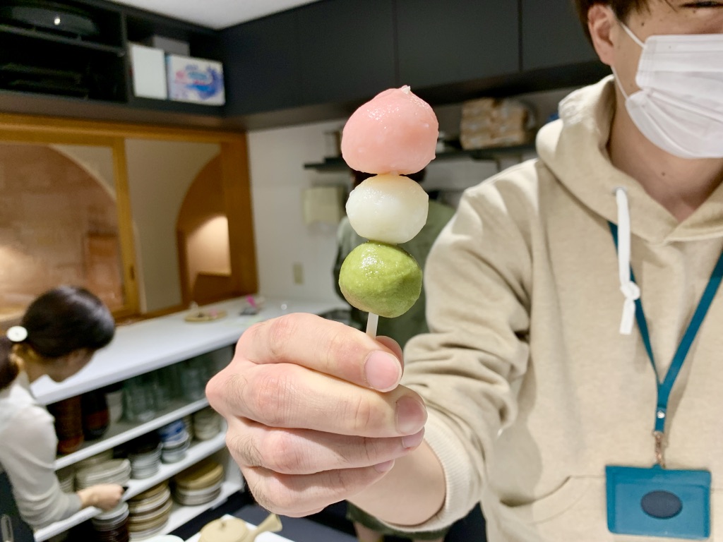 ▲竹串が見つからなかったのでコーヒーのマドラーに刺したお団子。