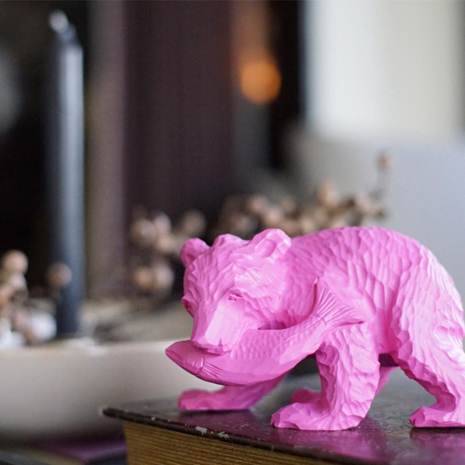 お土産品の「木彫りの熊」をピンクにペイント！　なんか、一気にアートな雰囲気。