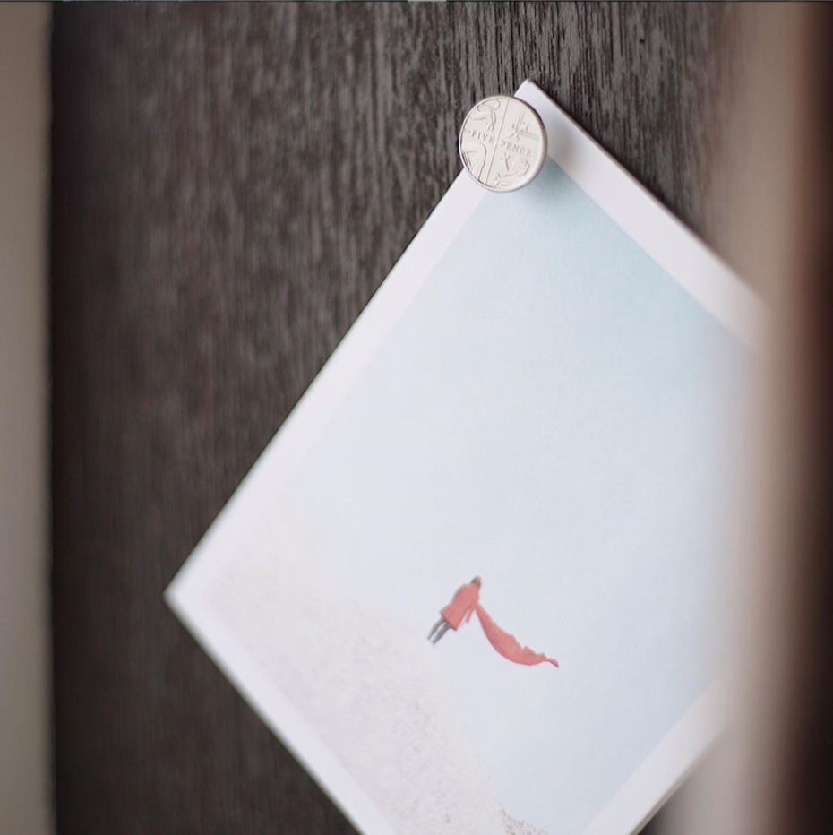 よく見る金色の画鋲に、海外旅行であまったコインを強力両面テープで。