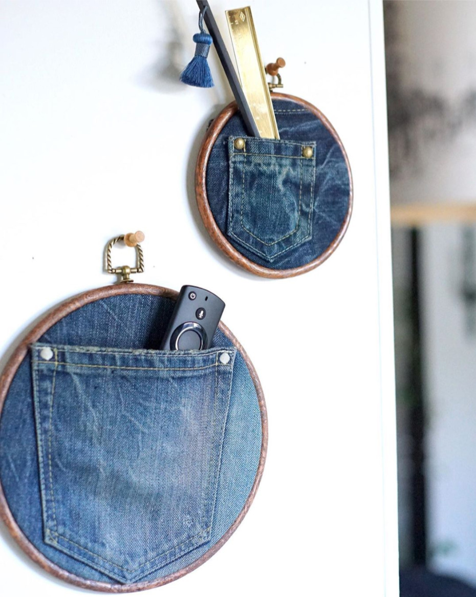 穿かなくなったデニムのポケットを切り取って、刺繍枠にはめただけのウォールポケット。