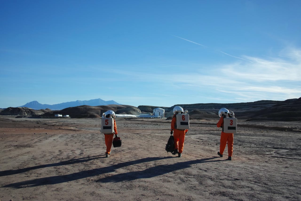 米国ユタ州ウェイネ砂漠での実験生活のようす