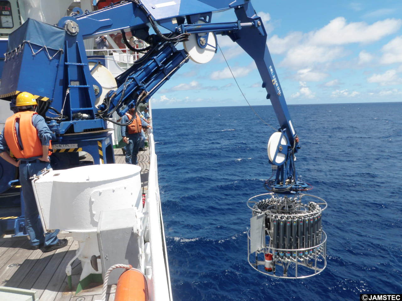 海水の塩分、水温、圧力を計測する。