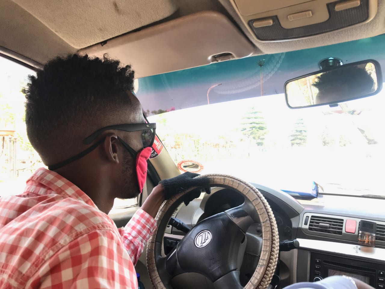 アイマスクを口にする人。