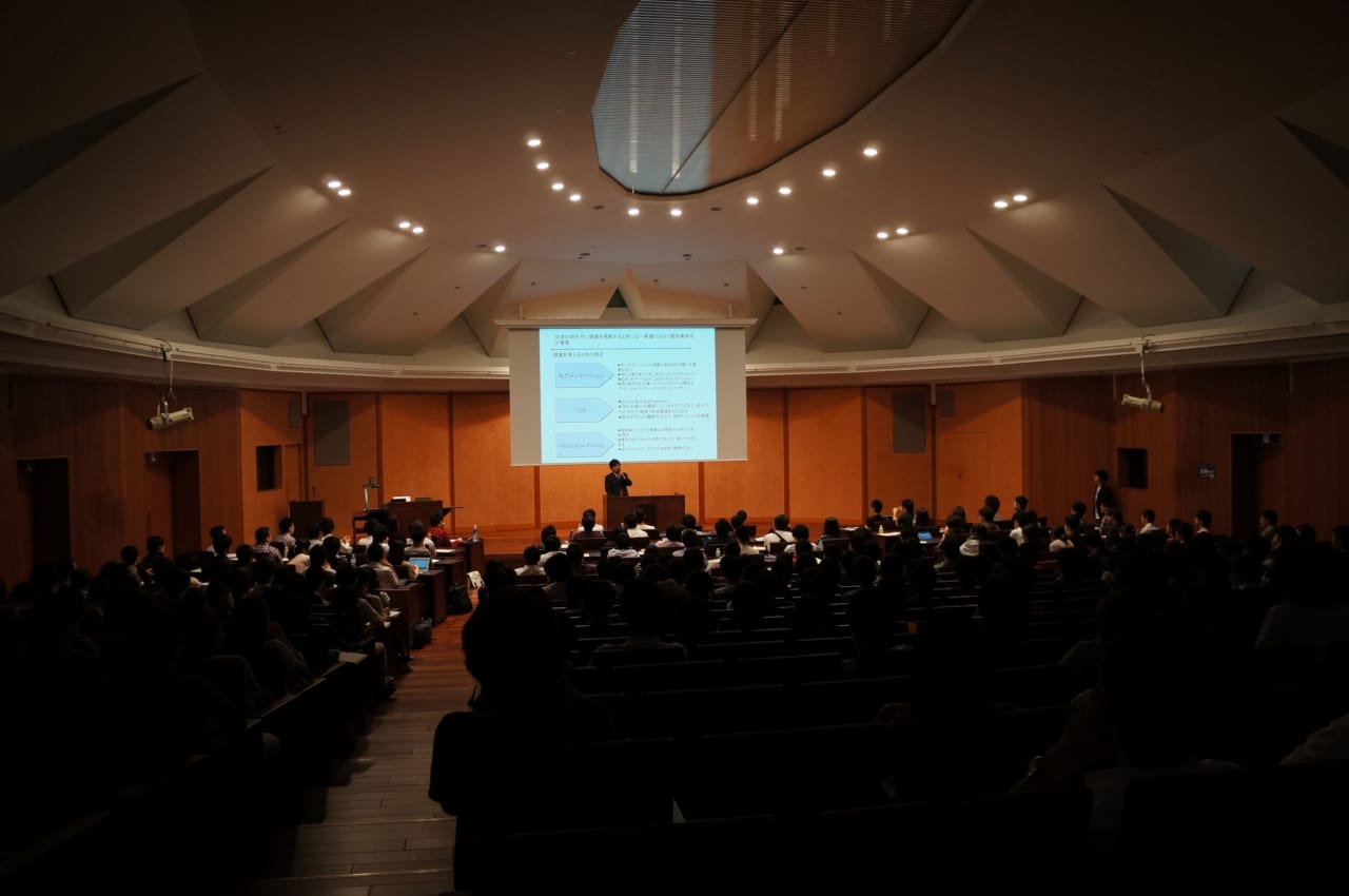 ▲伊藤謝恩ホールで講義をする瀧本哲史さん