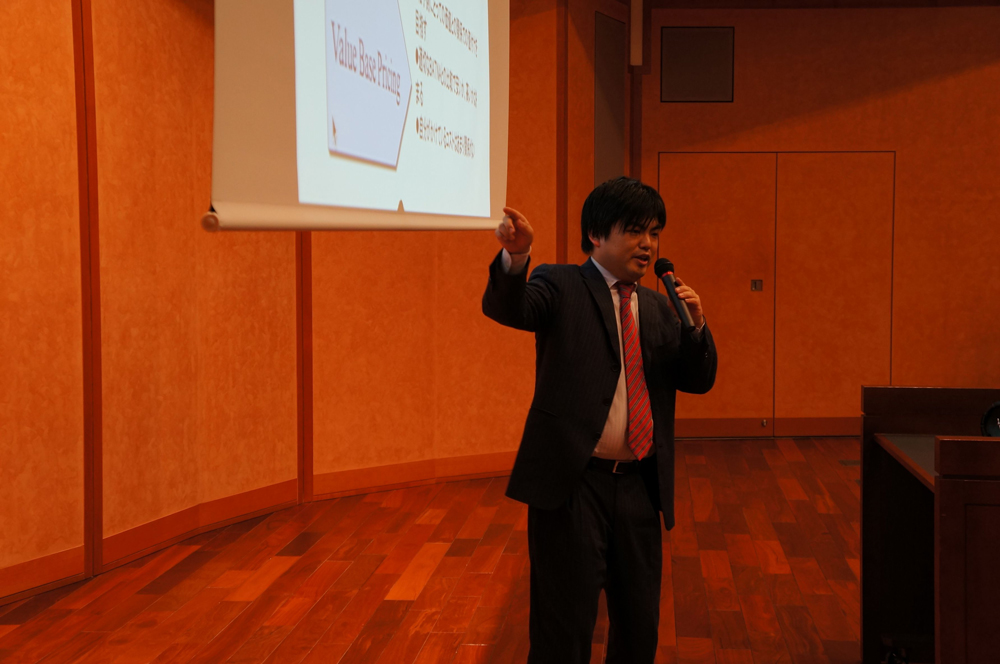 ▲2012年6月30日、若者の前で講義を行う瀧本哲史さん