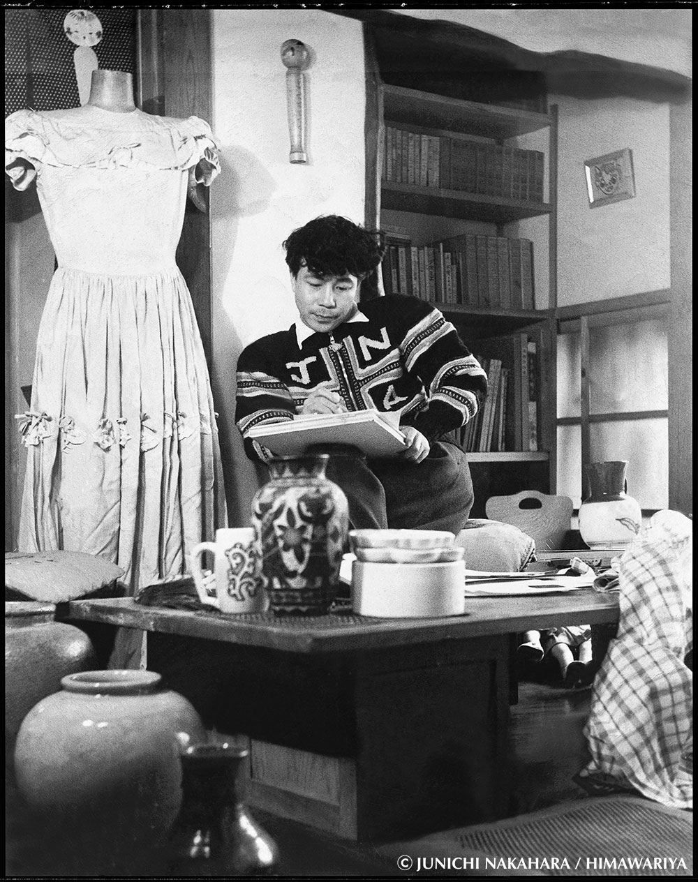 1950年ごろ、東京の仕事場にて。