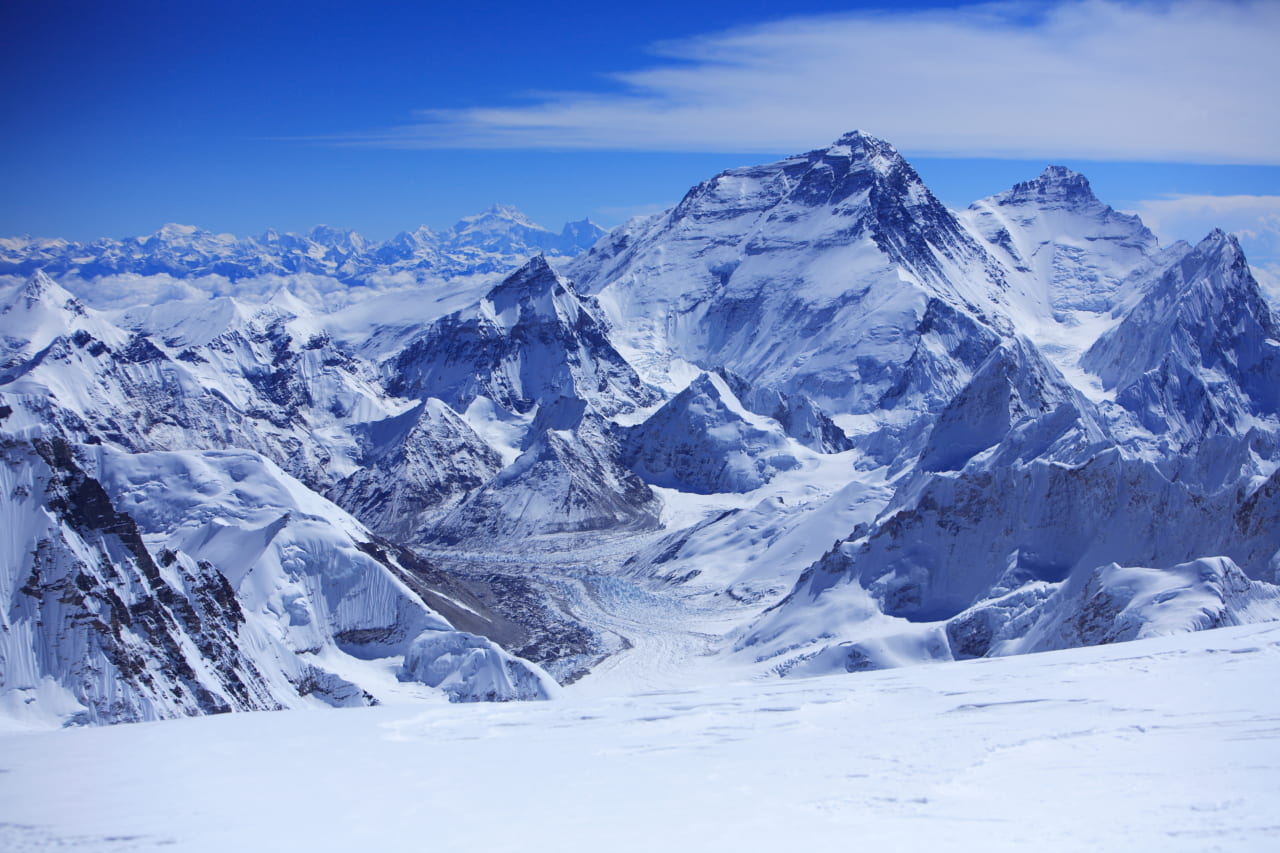 世界第６位の高峰チョ・オユー山頂から見るエベレスト。