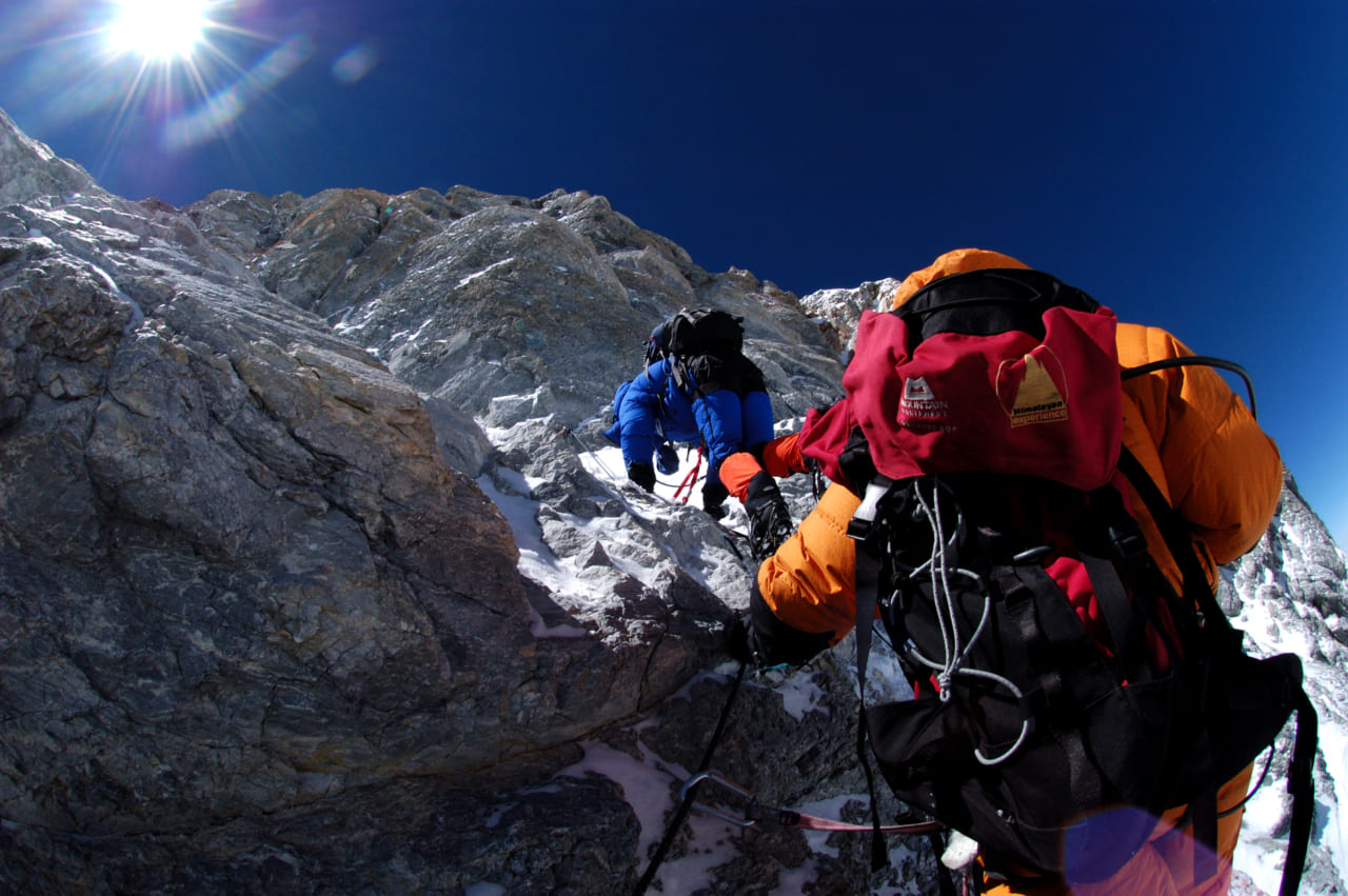 エベレスト、チベット側頂上直下の岩場。