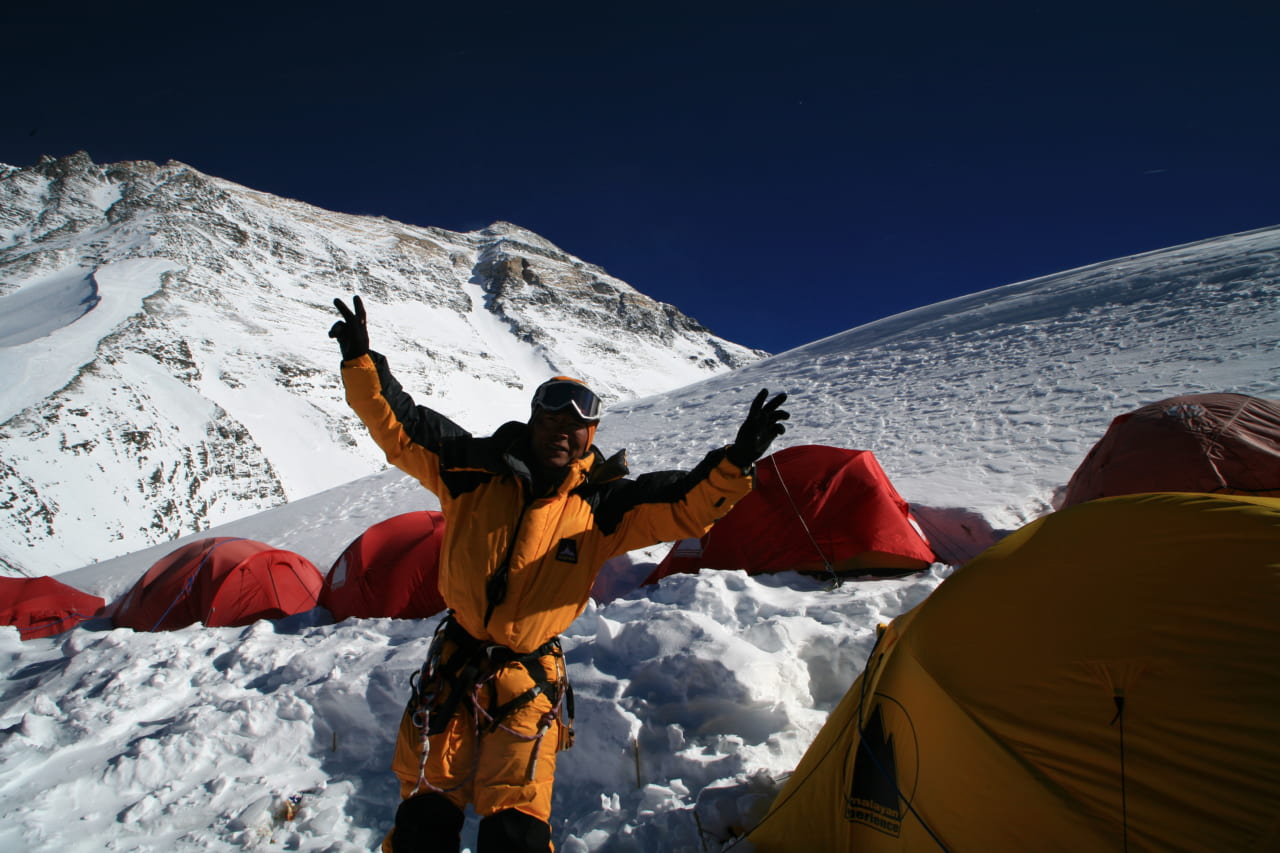 登頂を終えてキャンプ１（7050m）へ戻る。2007年。