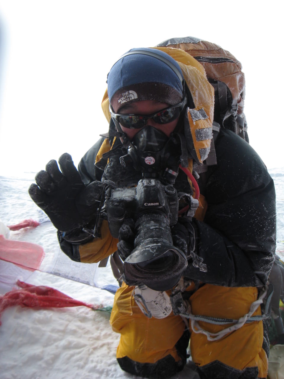 エベレスト山頂でのカメラを構える倉岡さん。