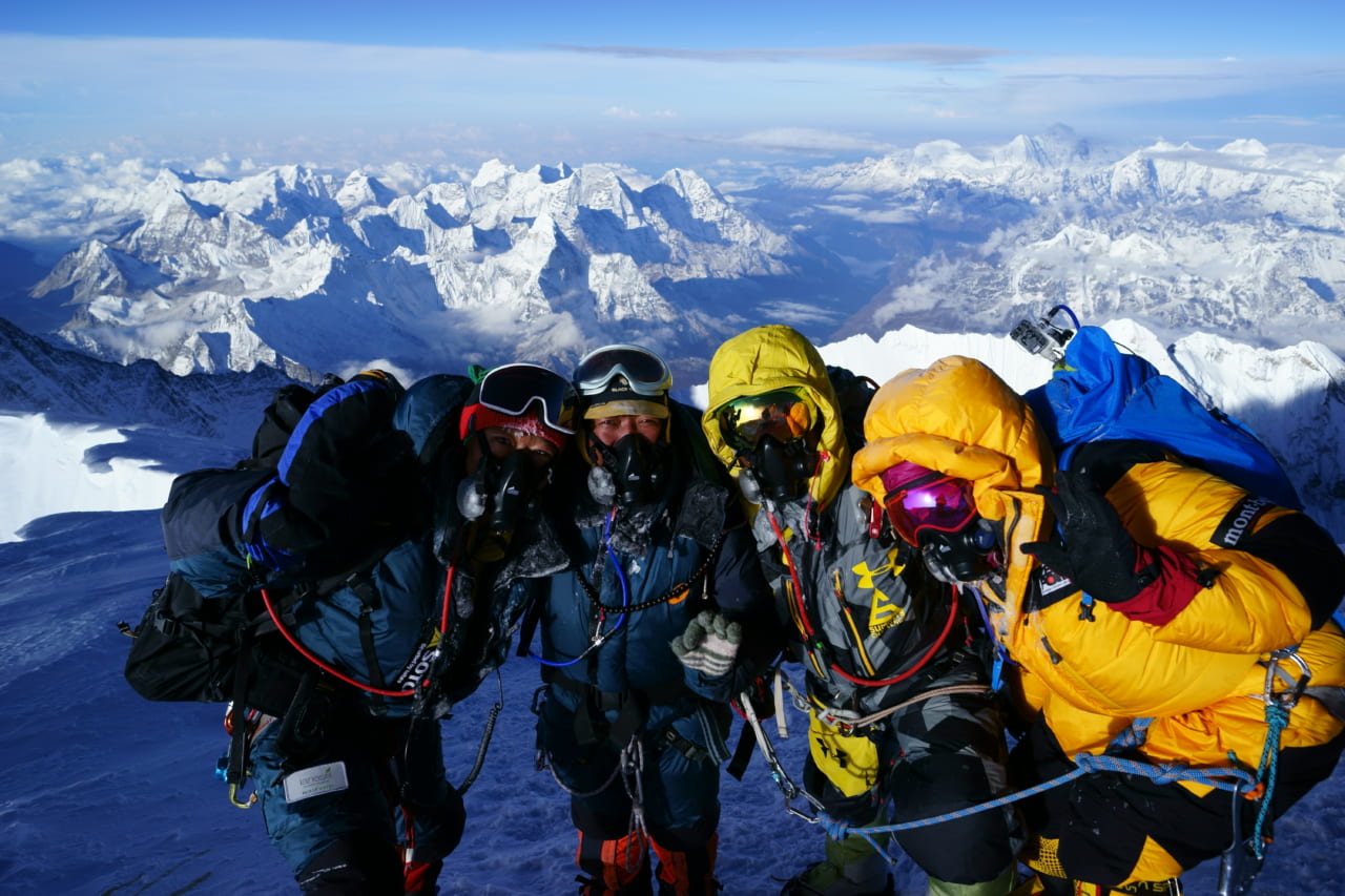 2016年、エベレスト山頂にて。いちばん左が倉岡さん。