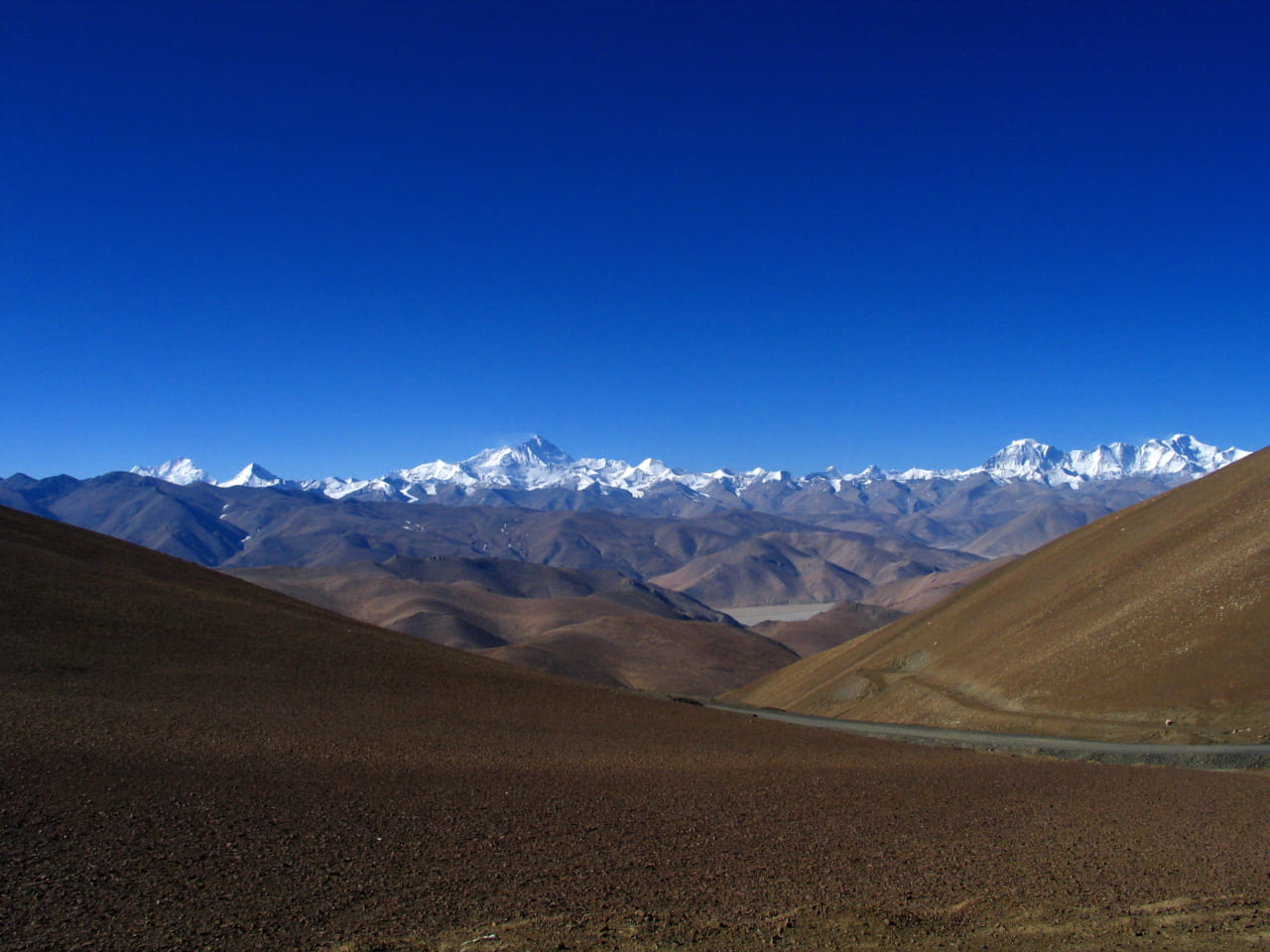 チベット高原側から見る、エベレスト。