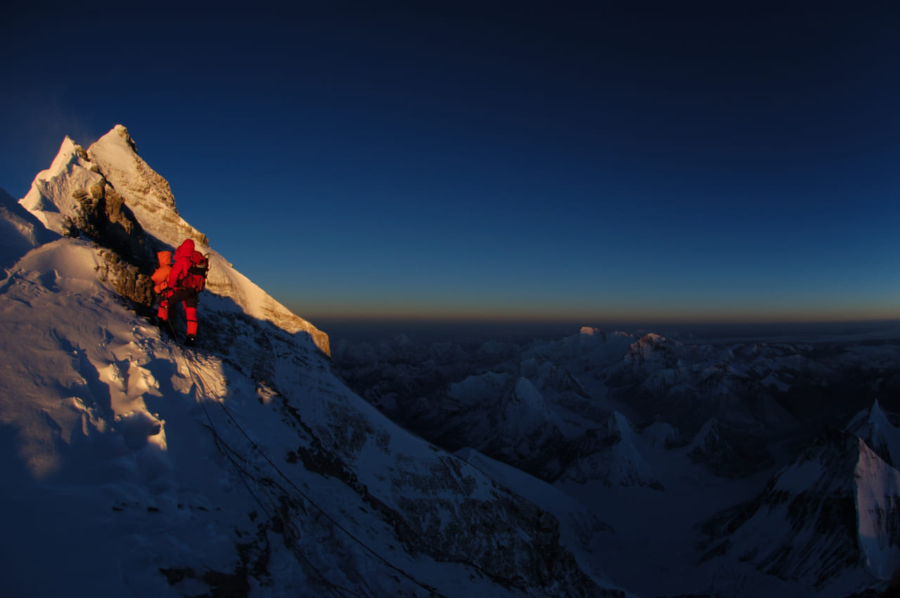 チベット側エベレスト登頂日の夜明け。奥の光を浴びた山はチョ・オユー。