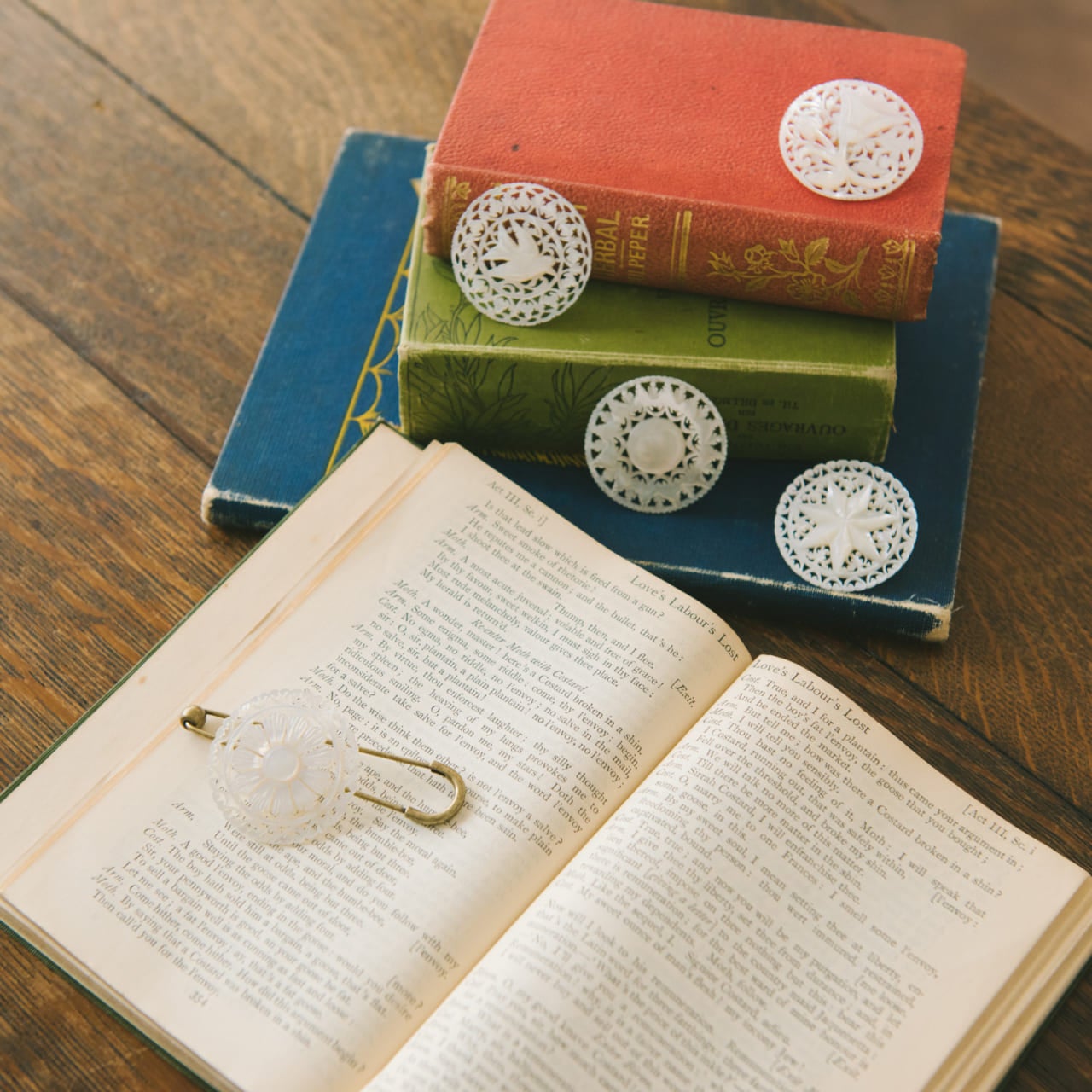 ▲繊細なベツレヘムパールのボタンとキルトピン。
鳥と、百合の模様は
「DELIな生活のたのしみ展」にて初お目見えです。