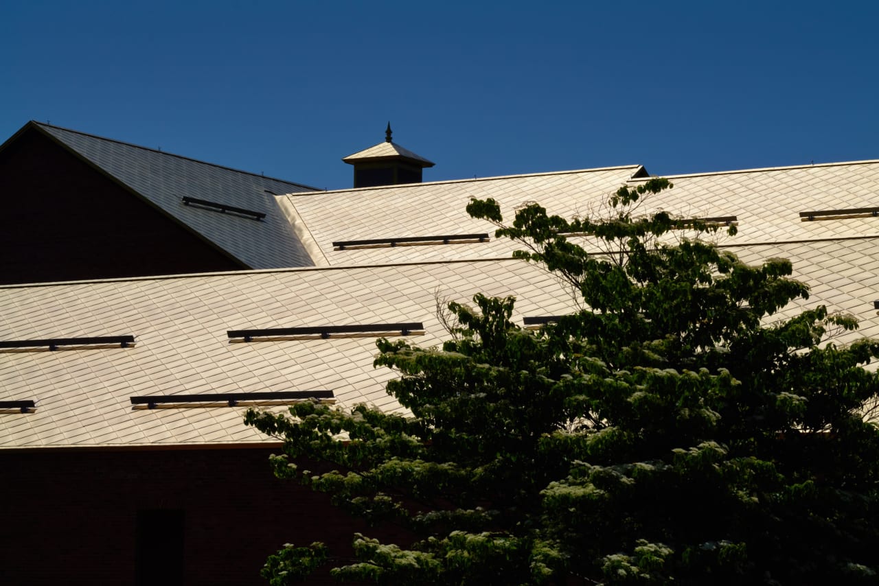 弘前れんが倉庫美術館（2020年）photo: Daici Ano　日本で初めてシードルが大々的に生産された場所の歴史を未来に繋げる「シードル・ゴールド」の屋根。