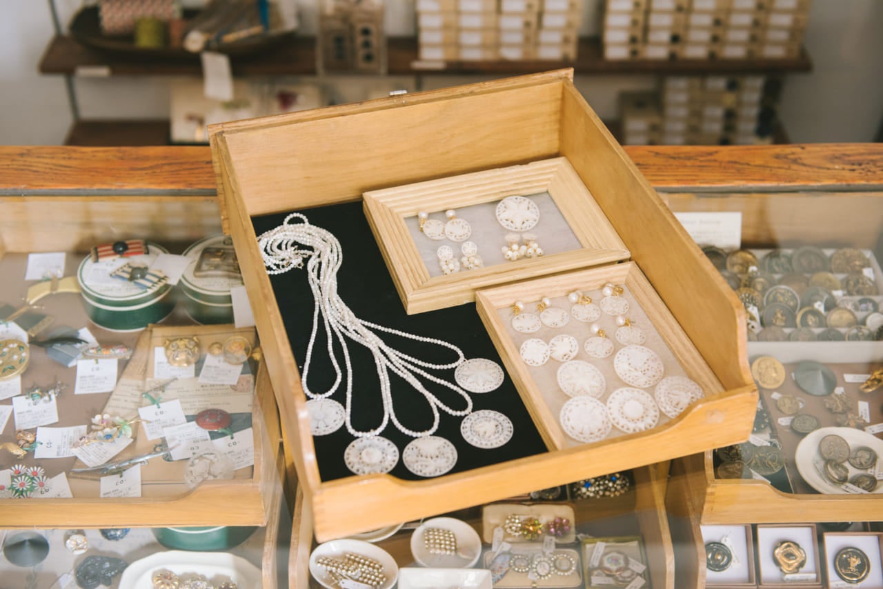 ▲ボタン、ネックレス、ブローチ、ピアス、イヤリング‥‥
ベツレヘムパールのジュエリー各種、
10月15日から「DELIな生活のたのしみ展」にて販売します！