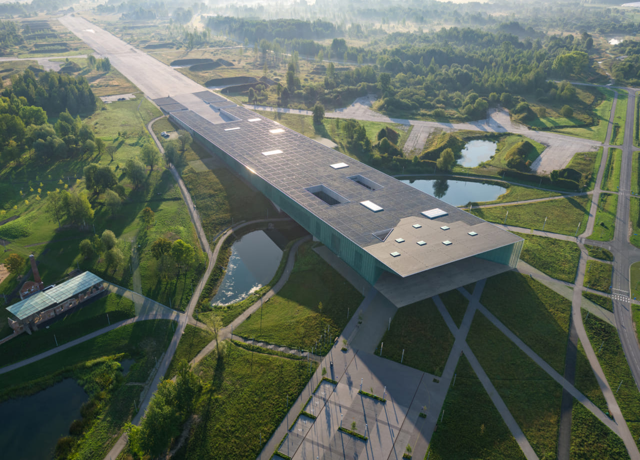 エストニア国立博物館（2016年）photo: Propapanda / image courtesy of DGT. 　旧ソ連が建設した軍用滑走路をアイディアに盛り込み「場所の記憶」をコンセプトにした建築プランでコンペを勝ち取った。