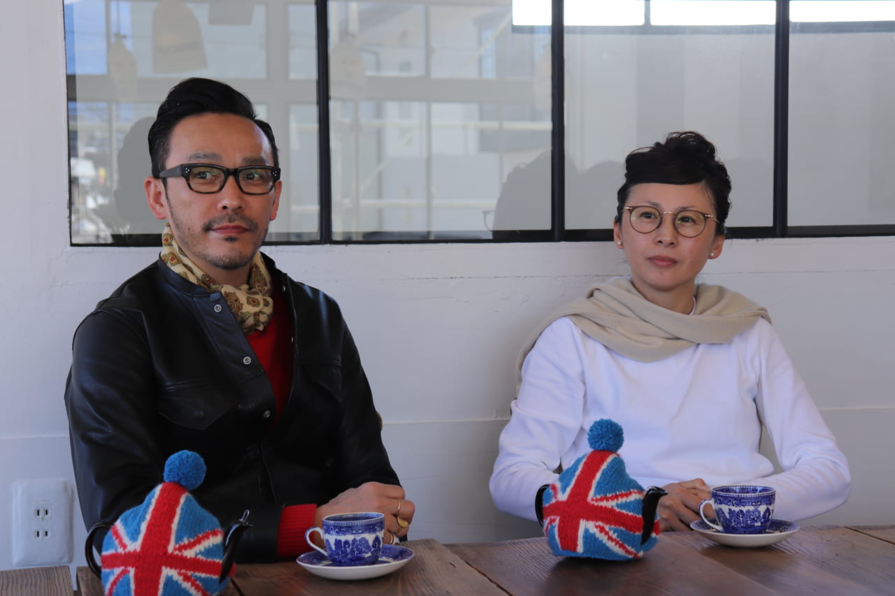 ▲「THE DEARGROUND」しむら祐次さん、とくさん。