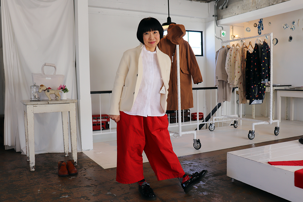 ▲白いジャケット、白いリネンシャツ、赤のパンツ、黒い靴、チェックの靴下！