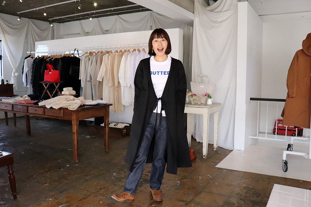 ▲おお、イメチェンだ。黒のガウン、BUTTERのTシャツ、ジーンズ！