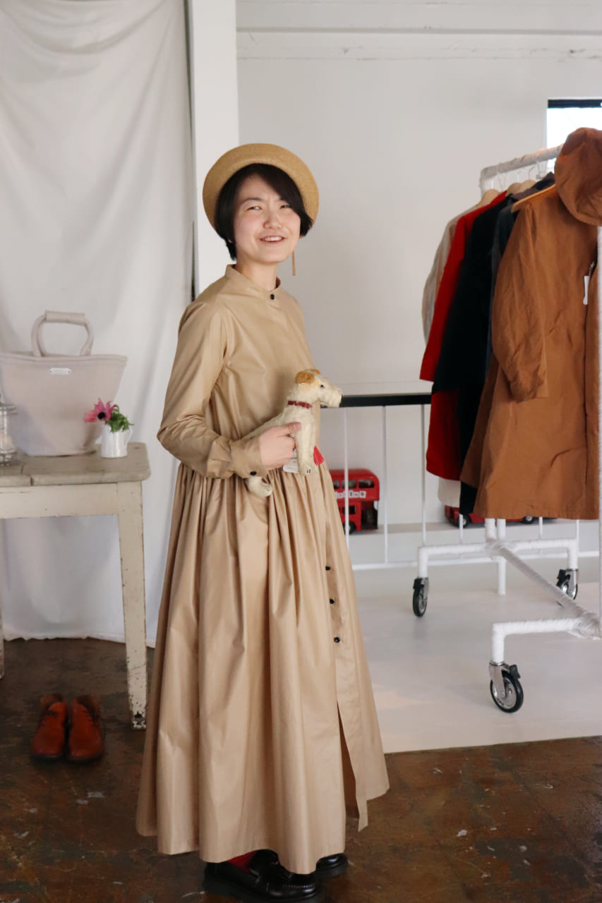 ▲みんなに「犬の人形を持て」と言われた大高。ワンピースとぼうし！