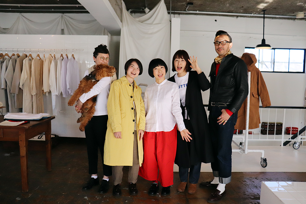 ▲しむらとくさん（左）、ワンちゃん、しむら祐次さん（右）。