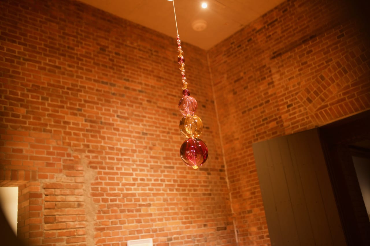 ジャン＝ミシェル・オトニエル《Hanging Lover》2020年