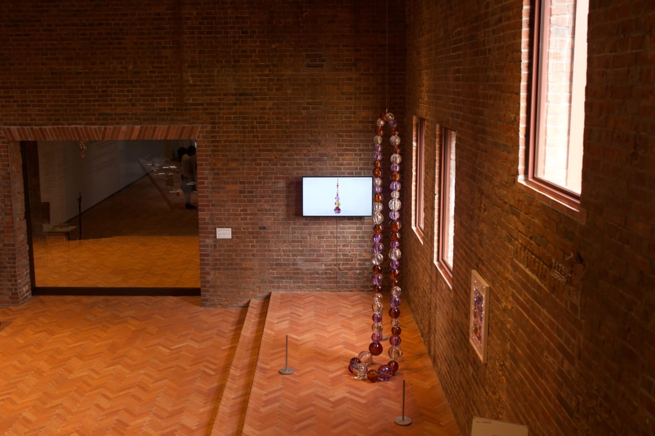 ジャン＝ミシェル・オトニエル《Untitled (amber, crystal and alessandrita necklace)》2015年