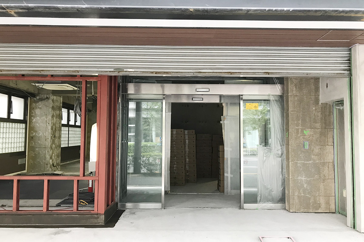 ▲ラジオブースの横が正面玄関。