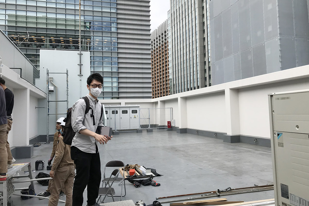 ▲五十嵐さん「ここが屋上です」