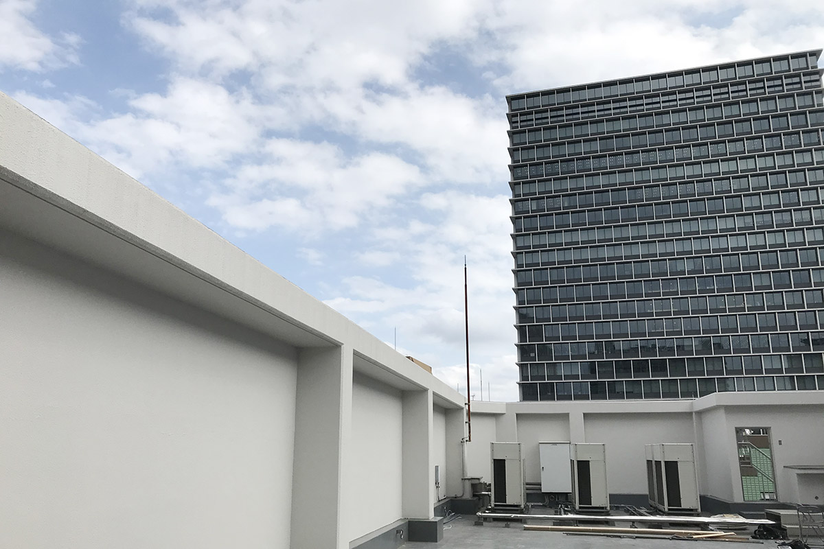 ▲反対側には大きなビルがひとつ。