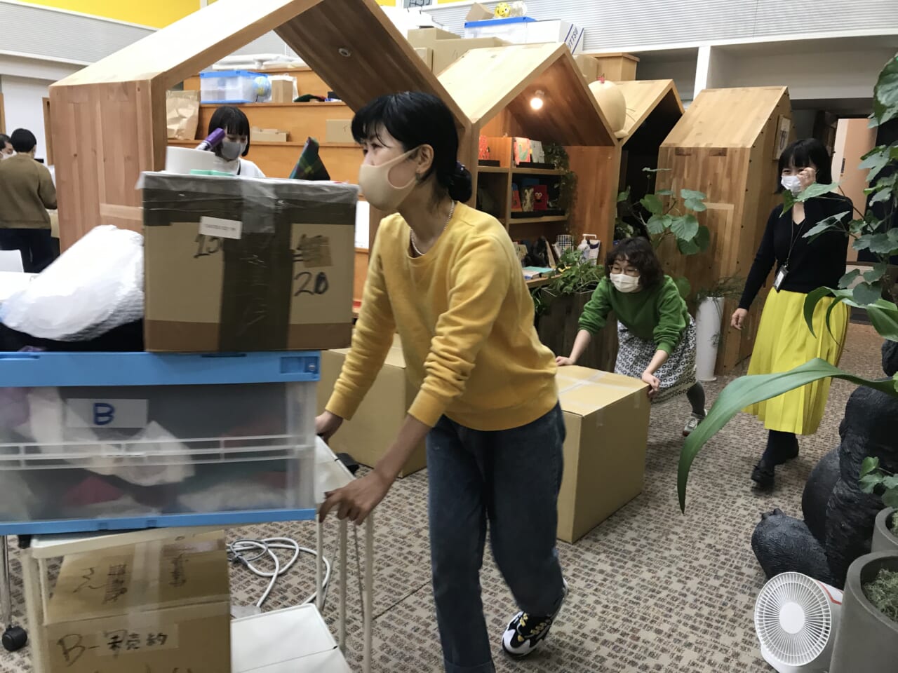 ▲荷物をどんどん運ぶ乗組員たち。